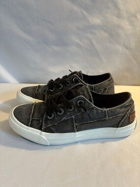 Blowfish Malibu distressed Charcoal gray canvas Low-Top Sneakers size 6.5 skater